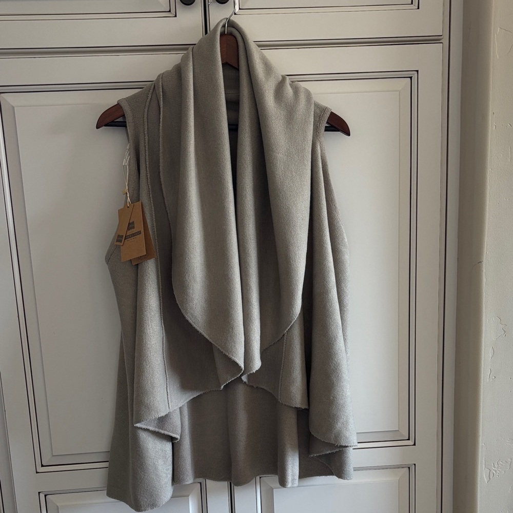 LOOK Shawl Vest Sweater Taupe Soft Layering Warmth Women’s‎ One Size
